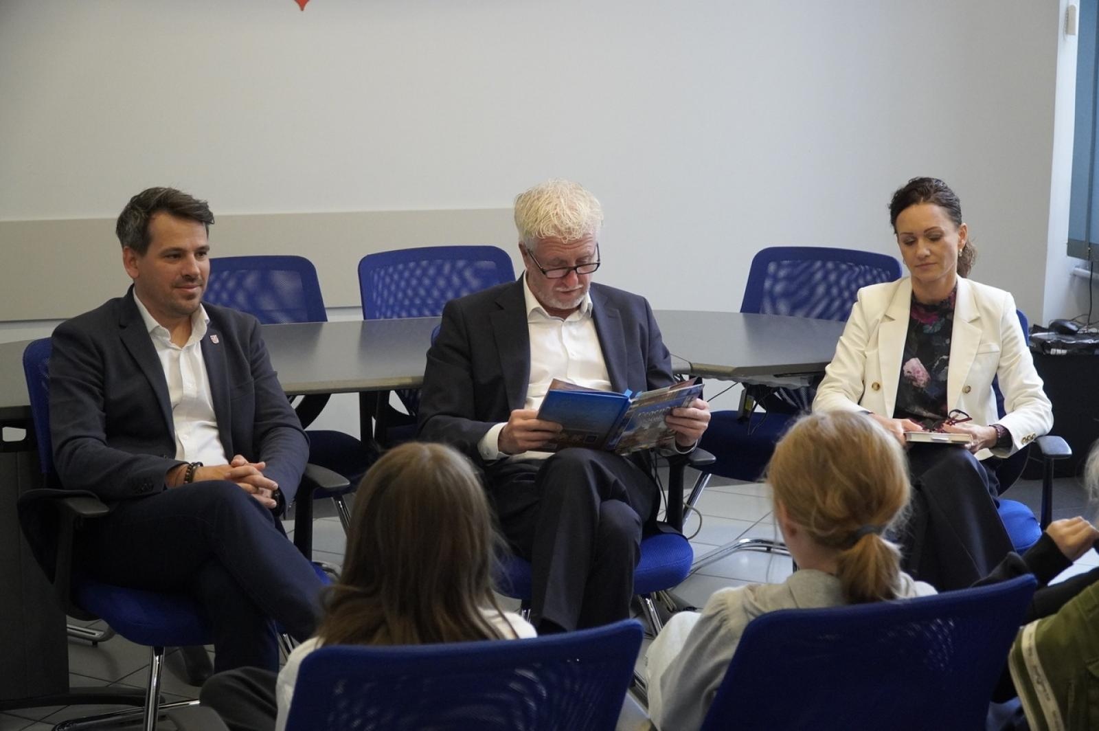 Zdjęcie w galerii na portalu naszraciborz.pl: Dzień głośnego czytania. Prezydent Raciborza i jego zastępcy czytali dzieciom wiadomości z regionu