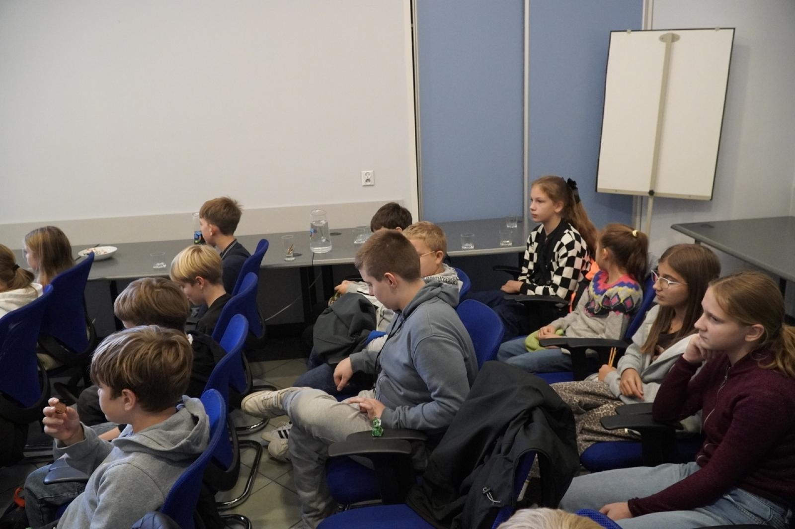 Zdjęcie w galerii na portalu naszraciborz.pl: Dzień głośnego czytania. Prezydent Raciborza i jego zastępcy czytali dzieciom wiadomości z regionu