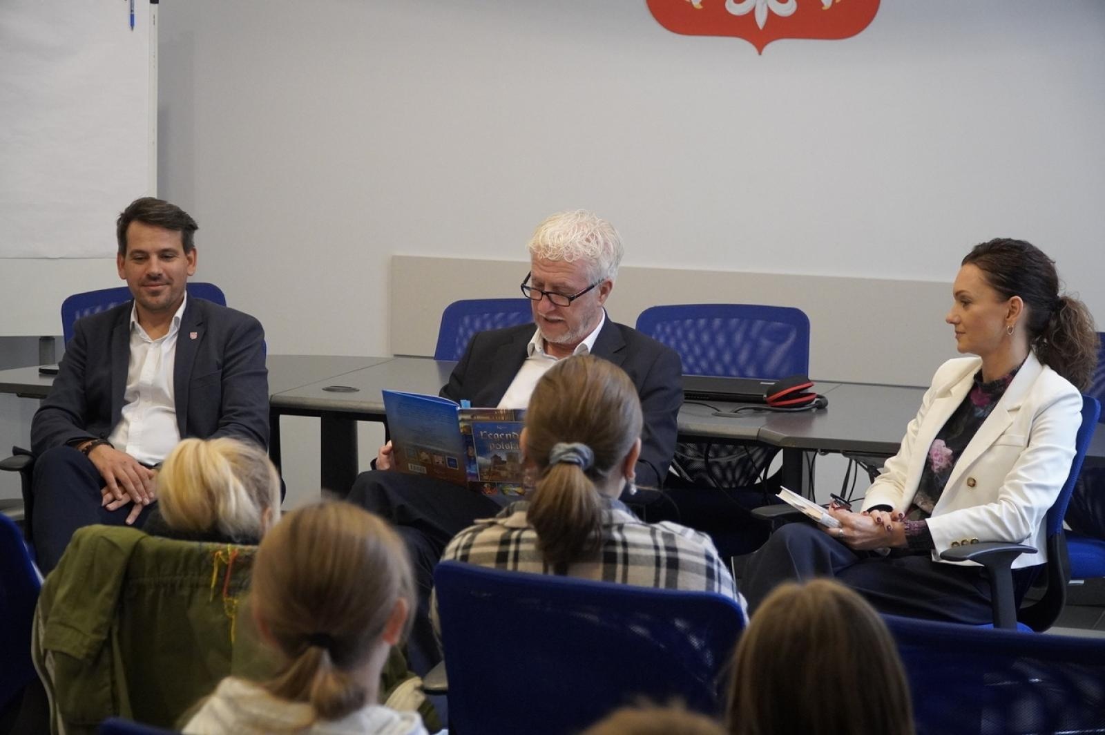 Zdjęcie w galerii na portalu naszraciborz.pl: Dzień głośnego czytania. Prezydent Raciborza i jego zastępcy czytali dzieciom wiadomości z regionu