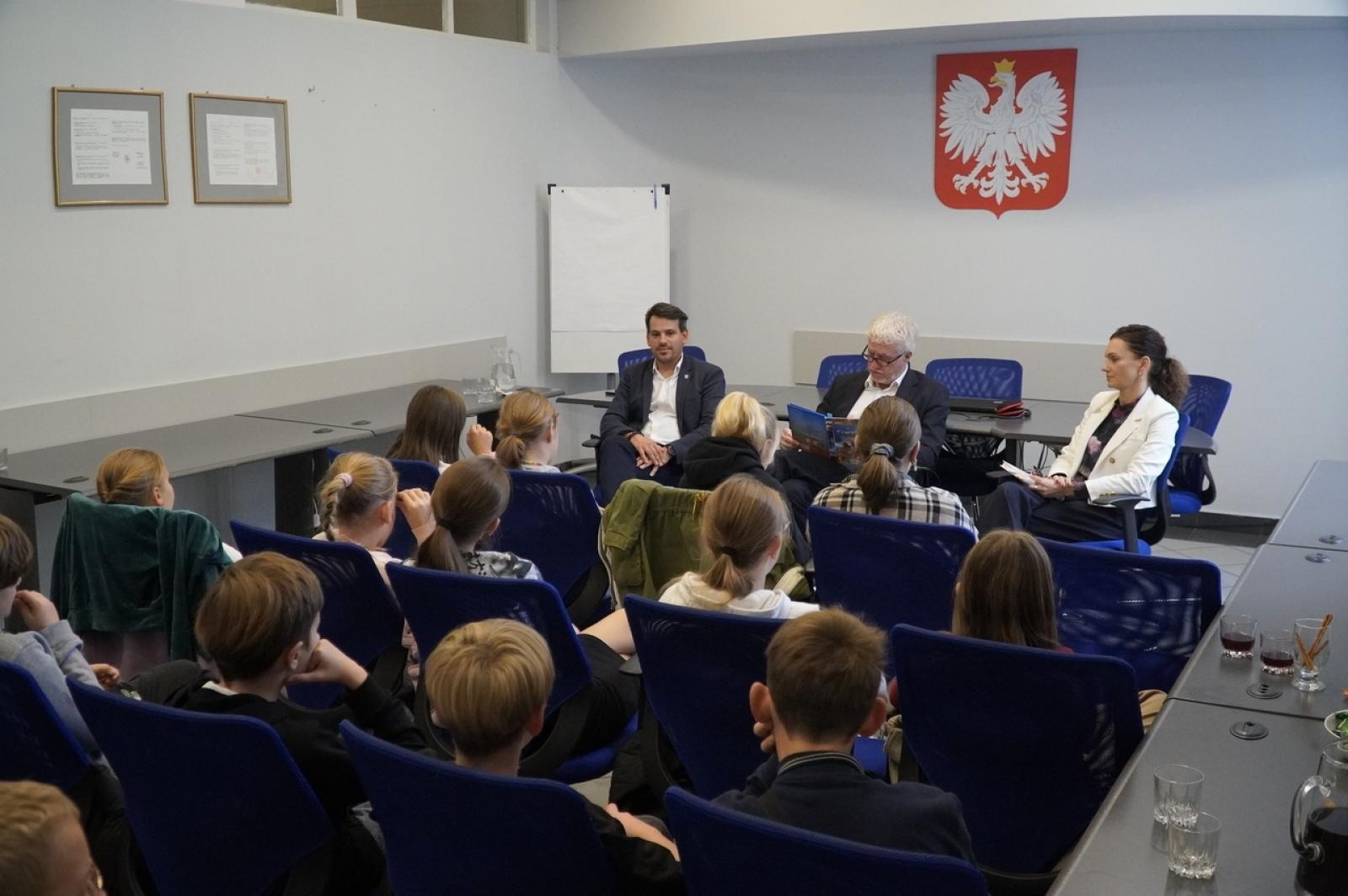 Zdjęcie w galerii na portalu naszraciborz.pl: Dzień głośnego czytania. Prezydent Raciborza i jego zastępcy czytali dzieciom wiadomości z regionu