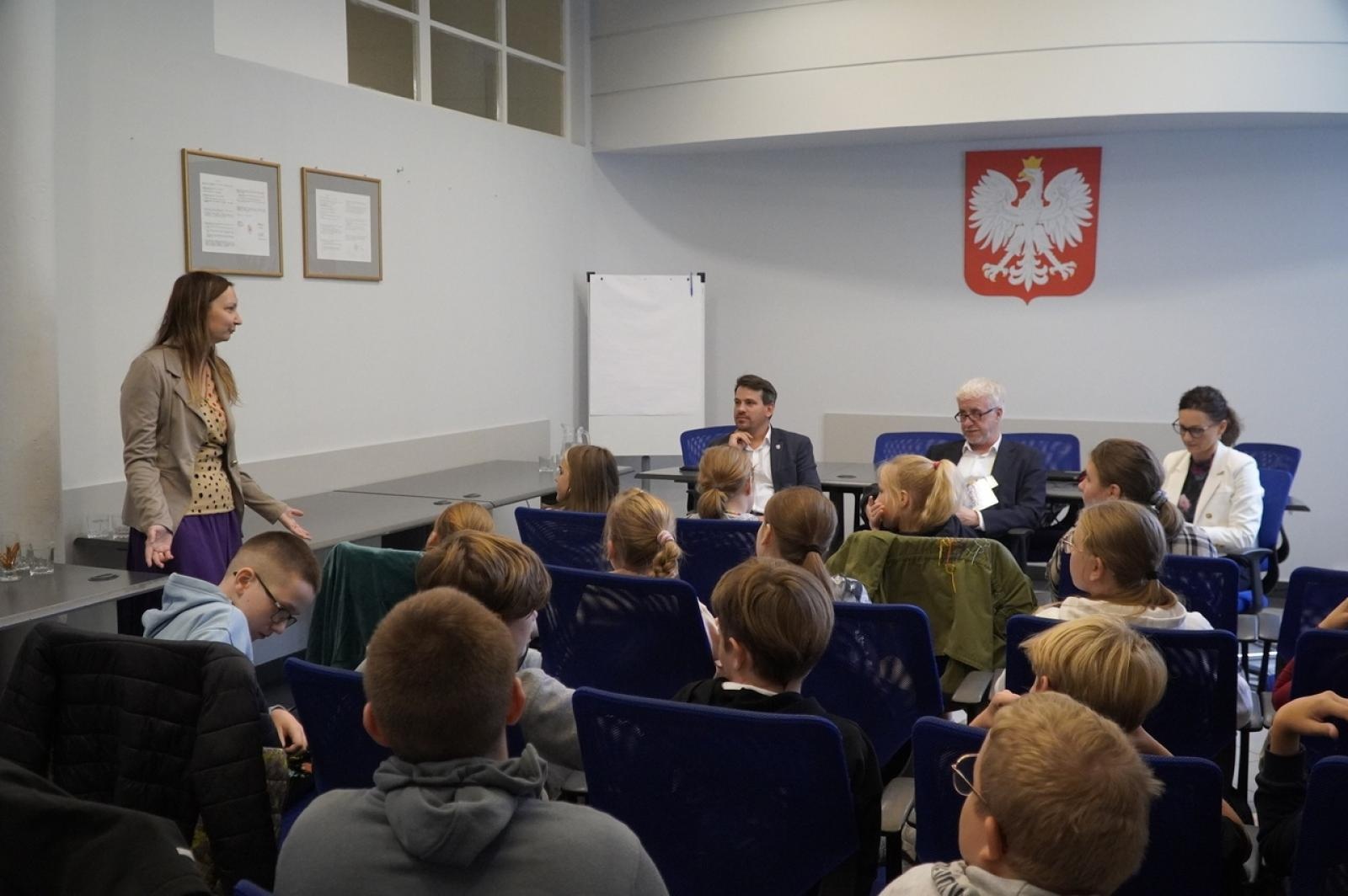 Zdjęcie w galerii na portalu naszraciborz.pl: Dzień głośnego czytania. Prezydent Raciborza i jego zastępcy czytali dzieciom wiadomości z regionu