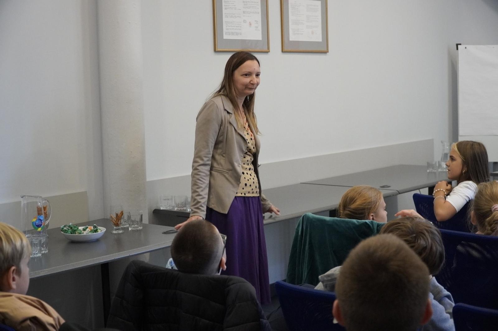 Zdjęcie w galerii na portalu naszraciborz.pl: Dzień głośnego czytania. Prezydent Raciborza i jego zastępcy czytali dzieciom wiadomości z regionu