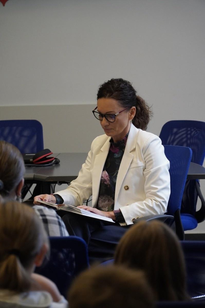 Zdjęcie w galerii na portalu naszraciborz.pl: Dzień głośnego czytania. Prezydent Raciborza i jego zastępcy czytali dzieciom wiadomości z regionu