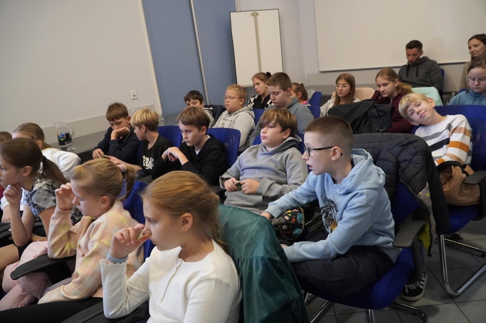 Zdjęcie w galerii na portalu naszraciborz.pl: Dzień głośnego czytania. Prezydent Raciborza i jego zastępcy czytali dzieciom wiadomości z regionu