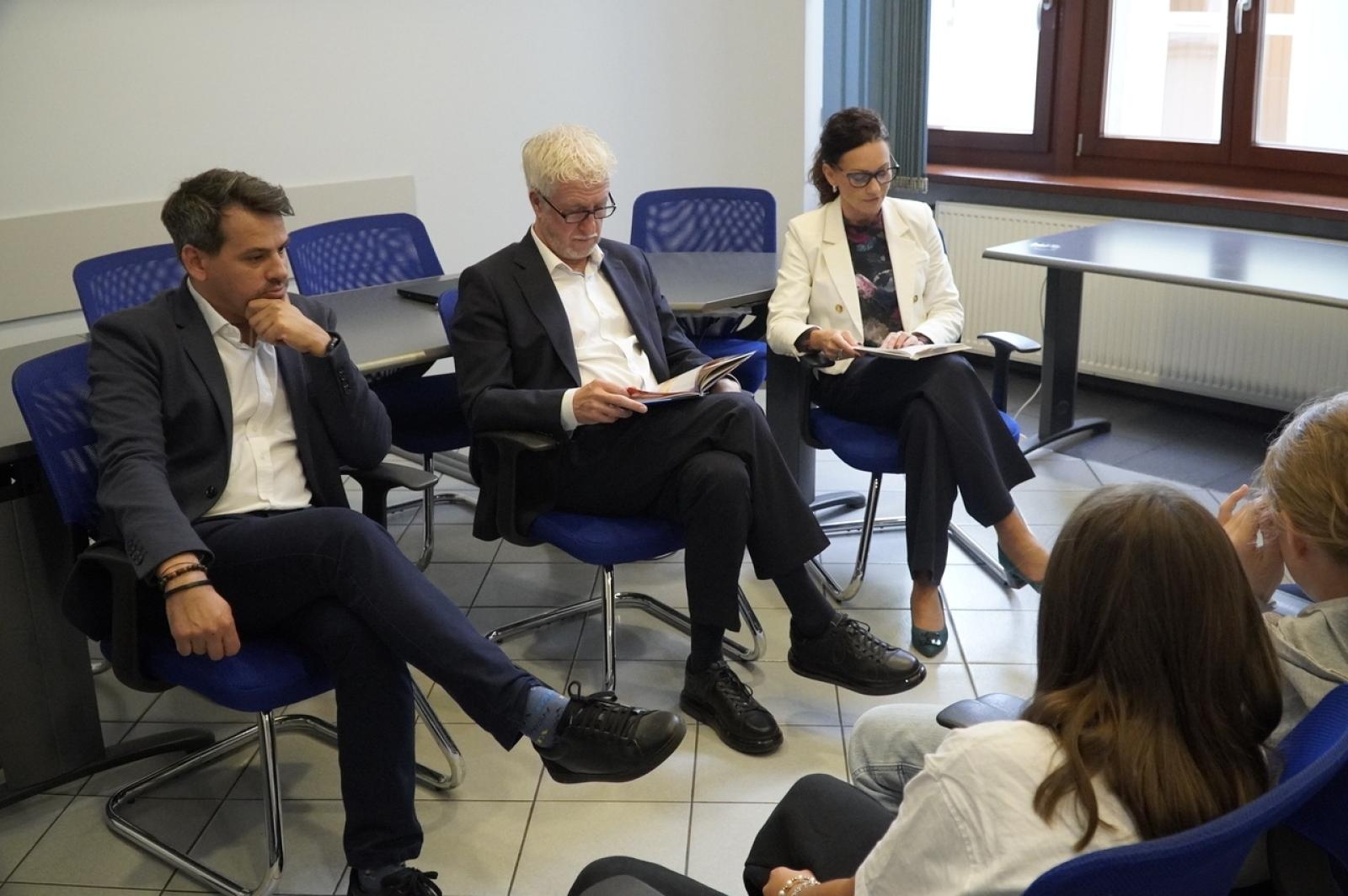 Zdjęcie w galerii na portalu naszraciborz.pl: Dzień głośnego czytania. Prezydent Raciborza i jego zastępcy czytali dzieciom wiadomości z regionu