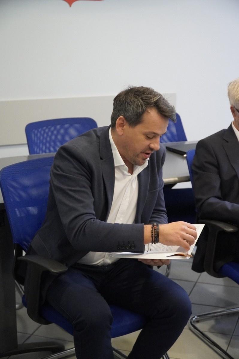 Zdjęcie w galerii na portalu naszraciborz.pl: Dzień głośnego czytania. Prezydent Raciborza i jego zastępcy czytali dzieciom wiadomości z regionu