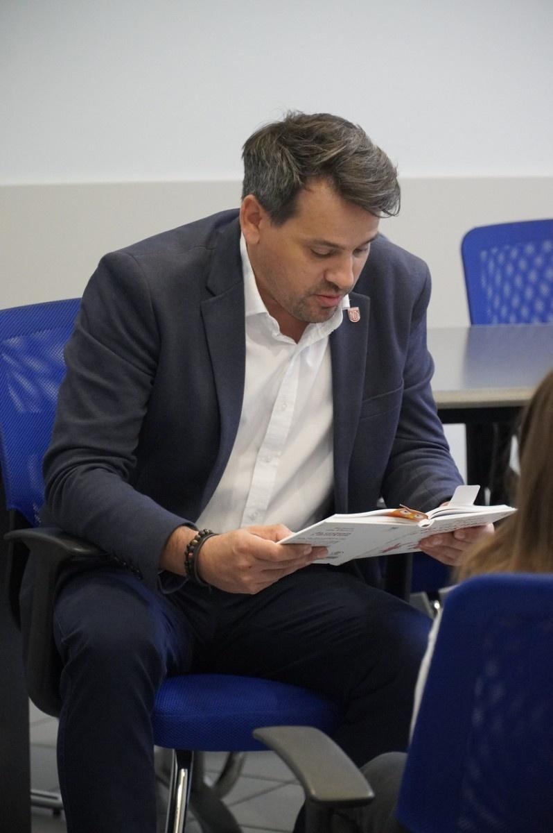 Zdjęcie w galerii na portalu naszraciborz.pl: Dzień głośnego czytania. Prezydent Raciborza i jego zastępcy czytali dzieciom wiadomości z regionu