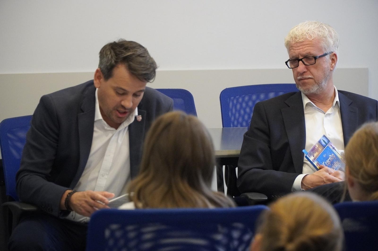 Zdjęcie w galerii na portalu naszraciborz.pl: Dzień głośnego czytania. Prezydent Raciborza i jego zastępcy czytali dzieciom wiadomości z regionu