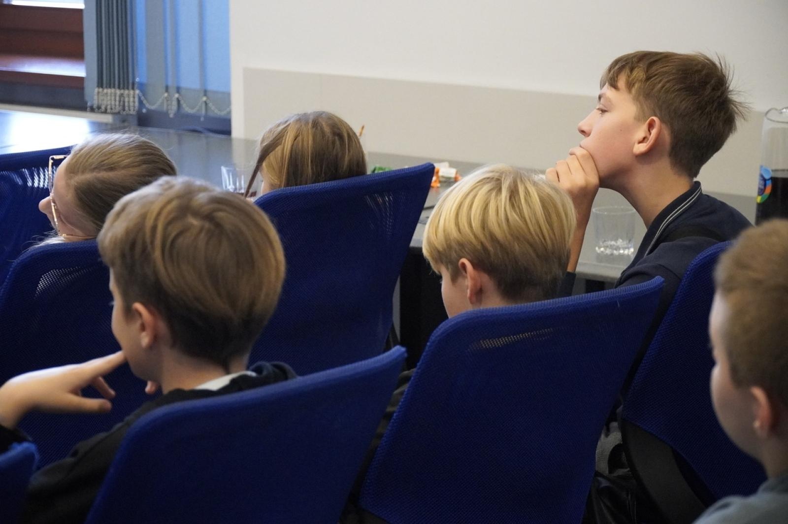 Zdjęcie w galerii na portalu naszraciborz.pl: Dzień głośnego czytania. Prezydent Raciborza i jego zastępcy czytali dzieciom wiadomości z regionu