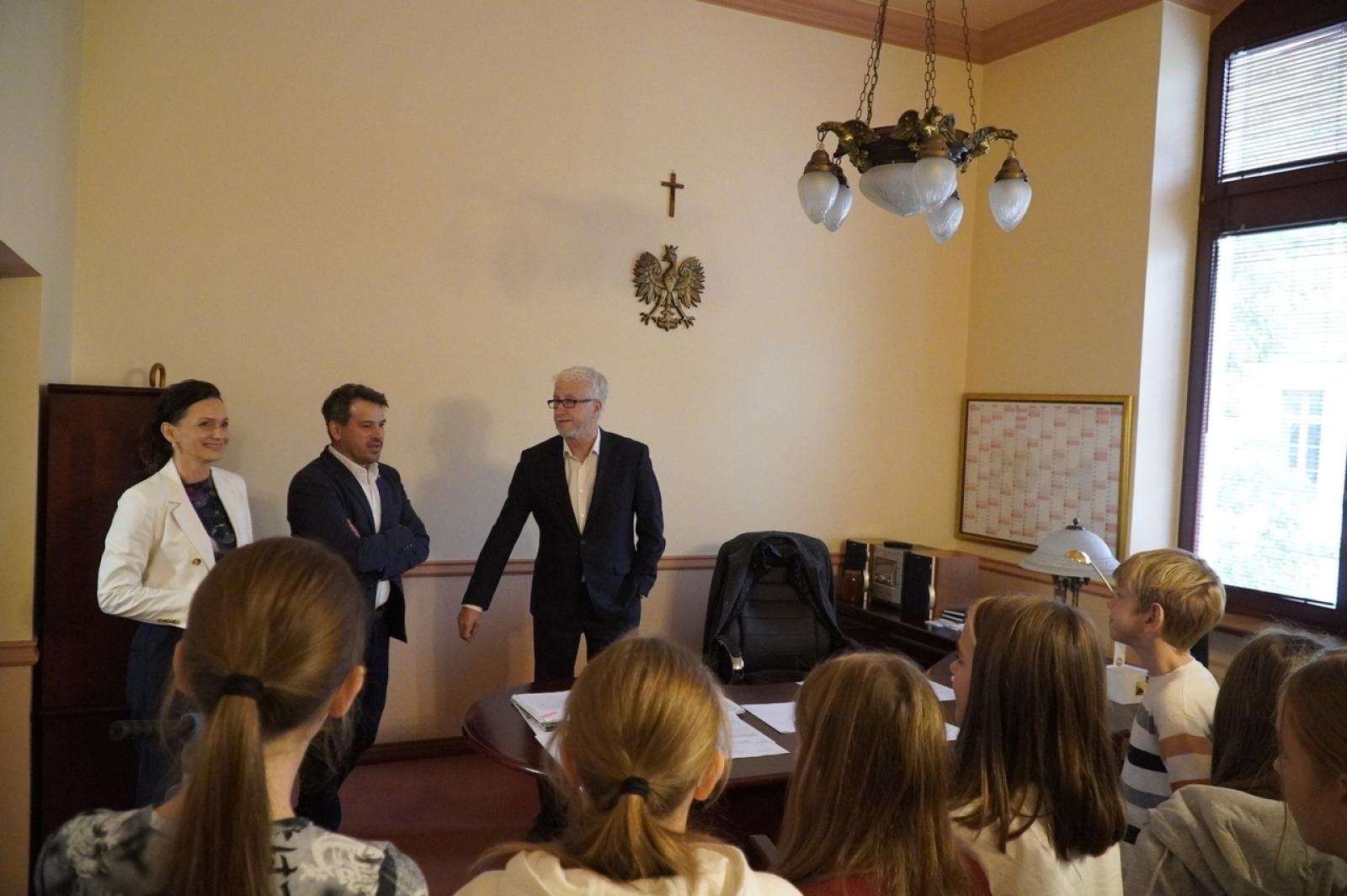 Zdjęcie w galerii na portalu naszraciborz.pl: Dzień głośnego czytania. Prezydent Raciborza i jego zastępcy czytali dzieciom wiadomości z regionu