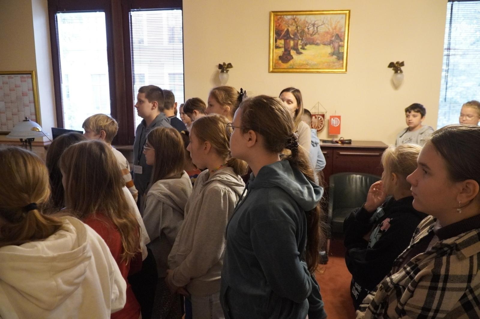 Zdjęcie w galerii na portalu naszraciborz.pl: Dzień głośnego czytania. Prezydent Raciborza i jego zastępcy czytali dzieciom wiadomości z regionu