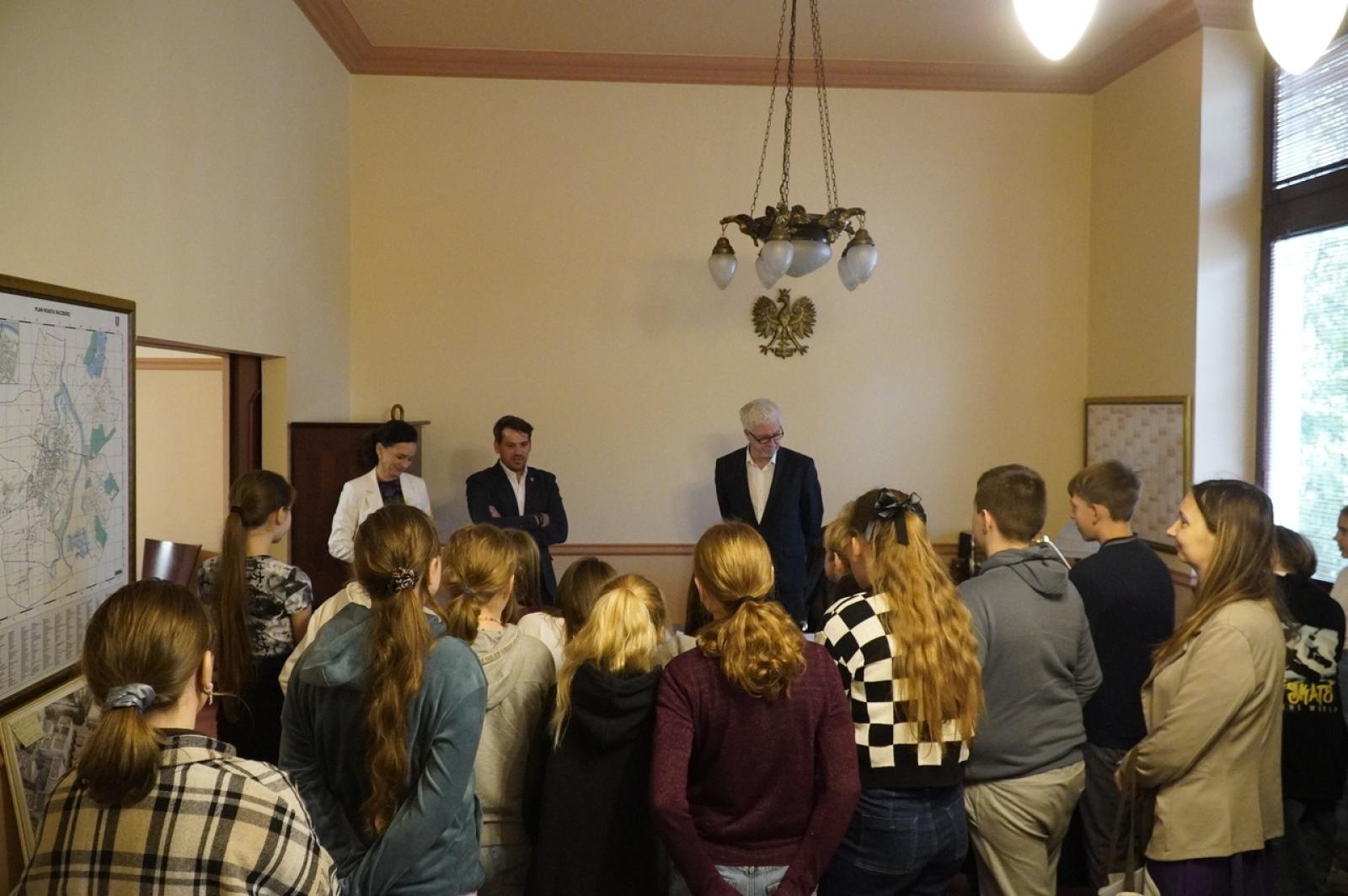 Zdjęcie w galerii na portalu naszraciborz.pl: Dzień głośnego czytania. Prezydent Raciborza i jego zastępcy czytali dzieciom wiadomości z regionu