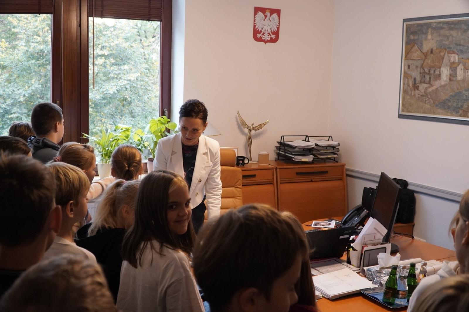 Zdjęcie w galerii na portalu naszraciborz.pl: Dzień głośnego czytania. Prezydent Raciborza i jego zastępcy czytali dzieciom wiadomości z regionu