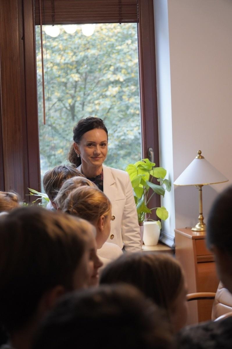 Zdjęcie w galerii na portalu naszraciborz.pl: Dzień głośnego czytania. Prezydent Raciborza i jego zastępcy czytali dzieciom wiadomości z regionu