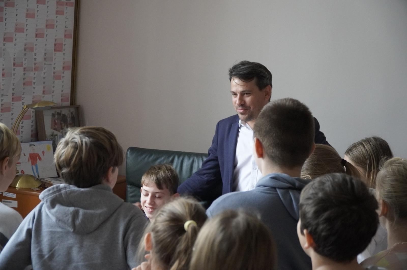 Zdjęcie w galerii na portalu naszraciborz.pl: Dzień głośnego czytania. Prezydent Raciborza i jego zastępcy czytali dzieciom wiadomości z regionu