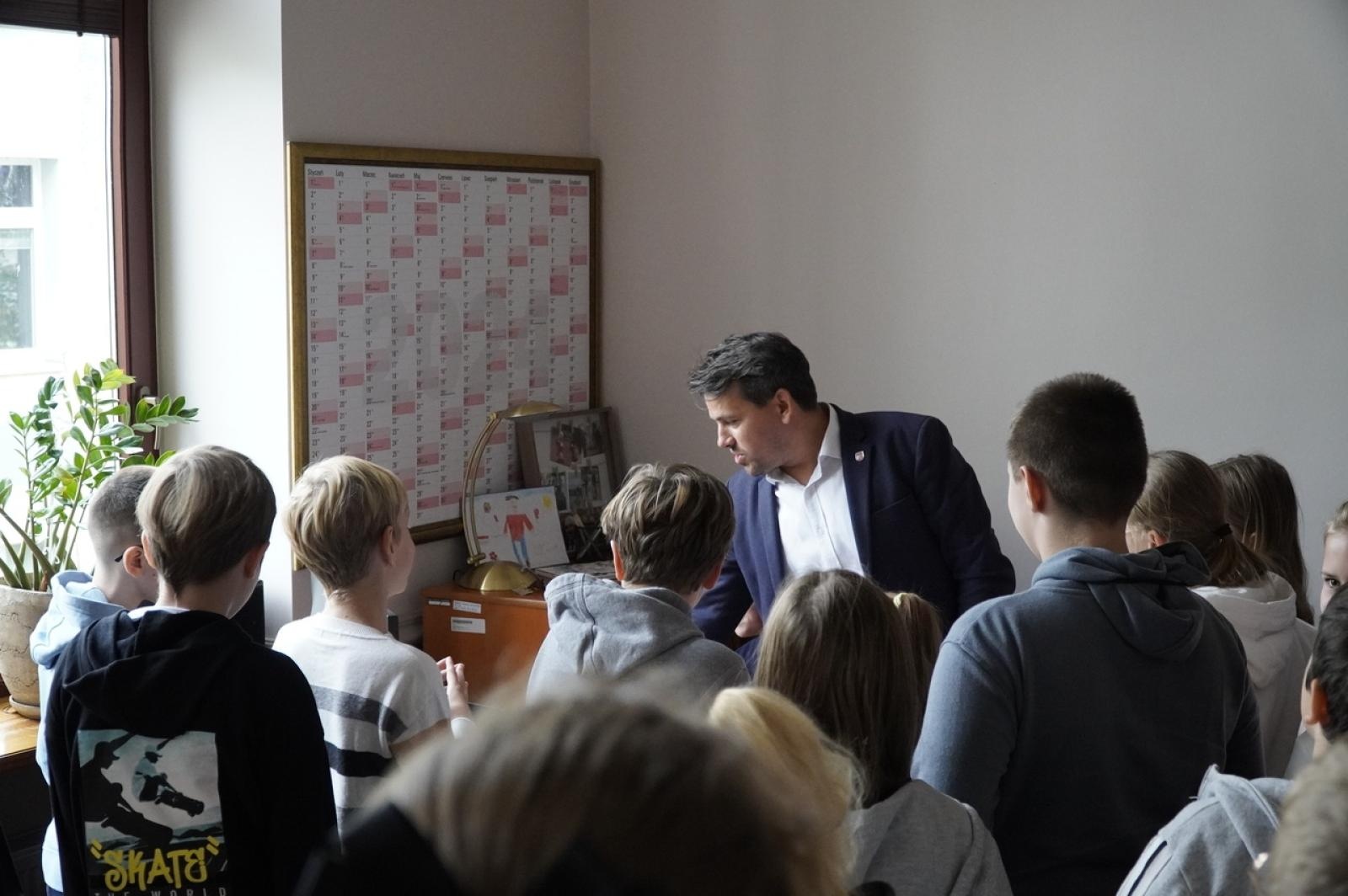 Zdjęcie w galerii na portalu naszraciborz.pl: Dzień głośnego czytania. Prezydent Raciborza i jego zastępcy czytali dzieciom wiadomości z regionu