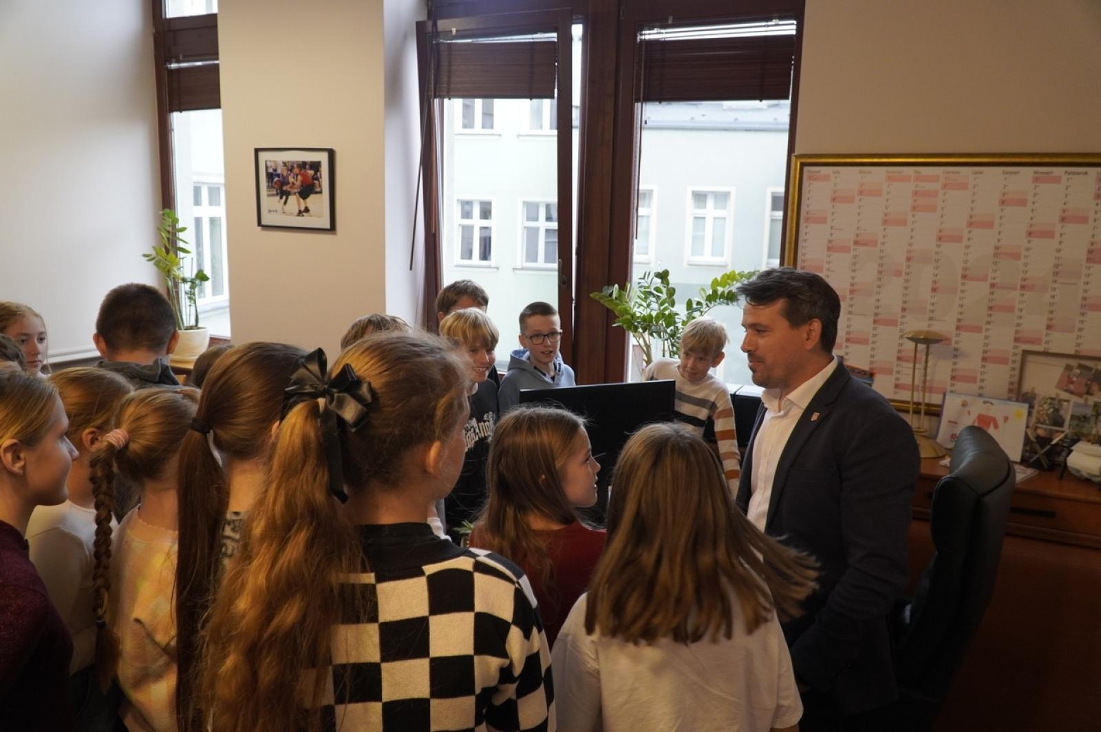 Zdjęcie w galerii na portalu naszraciborz.pl: Dzień głośnego czytania. Prezydent Raciborza i jego zastępcy czytali dzieciom wiadomości z regionu