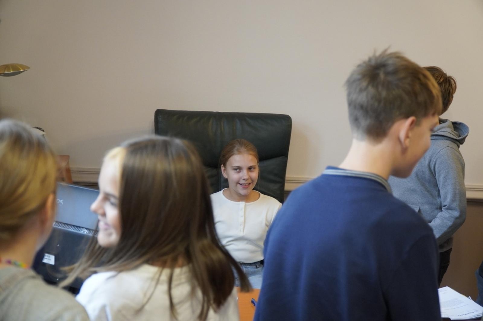 Zdjęcie w galerii na portalu naszraciborz.pl: Dzień głośnego czytania. Prezydent Raciborza i jego zastępcy czytali dzieciom wiadomości z regionu