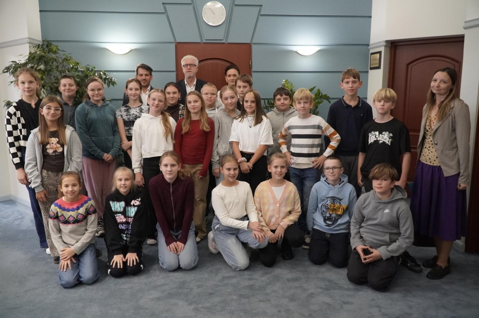 Zdjęcie w galerii na portalu naszraciborz.pl: Dzień głośnego czytania. Prezydent Raciborza i jego zastępcy czytali dzieciom wiadomości z regionu