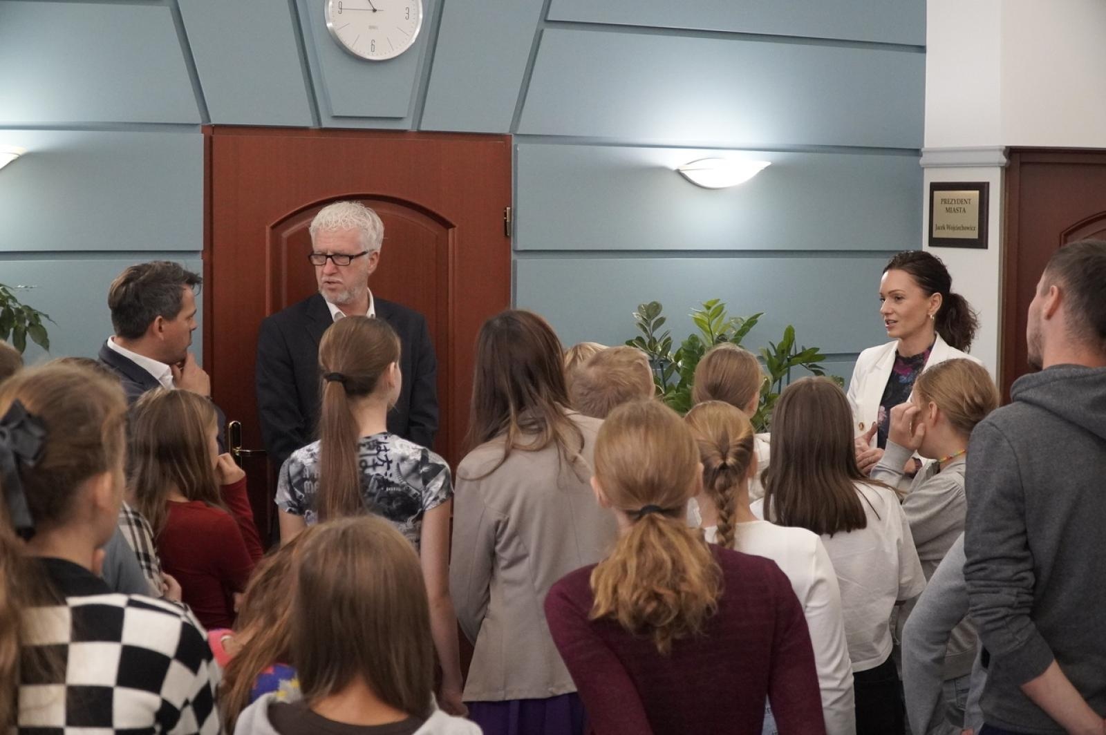 Zdjęcie w galerii na portalu naszraciborz.pl: Dzień głośnego czytania. Prezydent Raciborza i jego zastępcy czytali dzieciom wiadomości z regionu