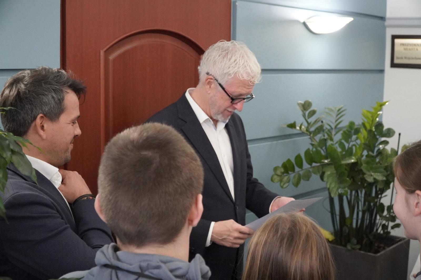 Zdjęcie w galerii na portalu naszraciborz.pl: Dzień głośnego czytania. Prezydent Raciborza i jego zastępcy czytali dzieciom wiadomości z regionu