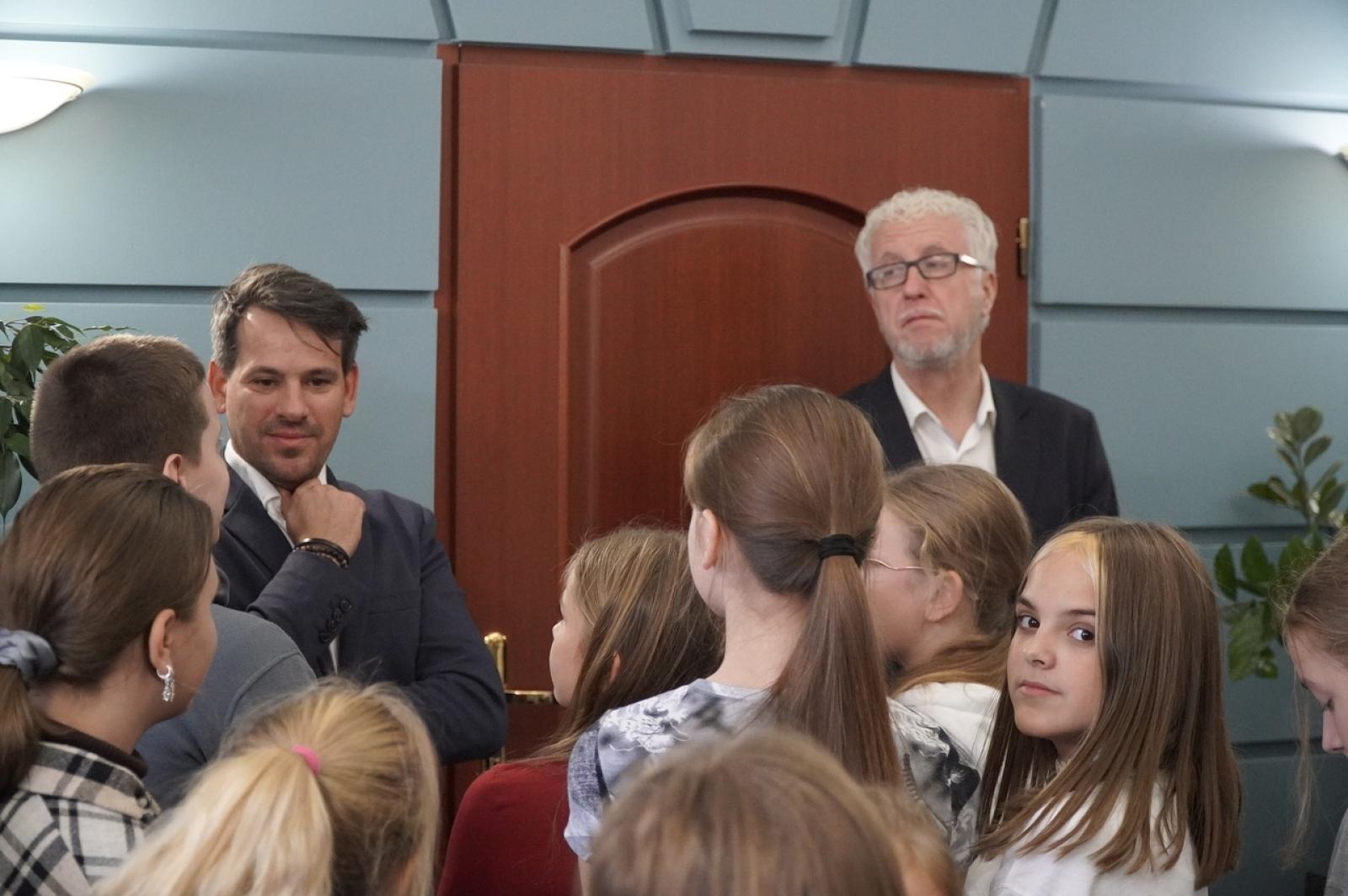 Zdjęcie w galerii na portalu naszraciborz.pl: Dzień głośnego czytania. Prezydent Raciborza i jego zastępcy czytali dzieciom wiadomości z regionu