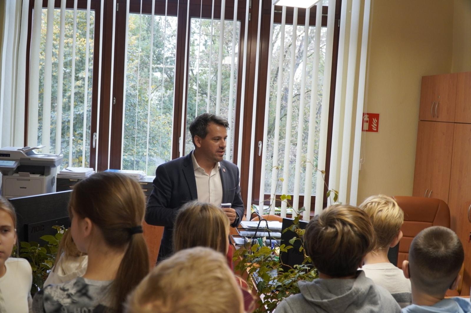 Zdjęcie w galerii na portalu naszraciborz.pl: Dzień głośnego czytania. Prezydent Raciborza i jego zastępcy czytali dzieciom wiadomości z regionu