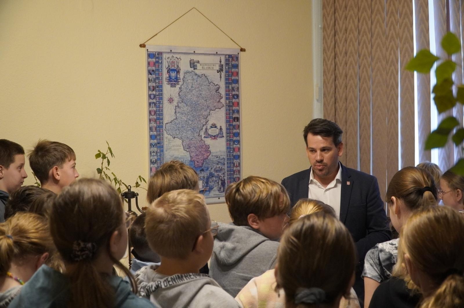 Zdjęcie w galerii na portalu naszraciborz.pl: Dzień głośnego czytania. Prezydent Raciborza i jego zastępcy czytali dzieciom wiadomości z regionu