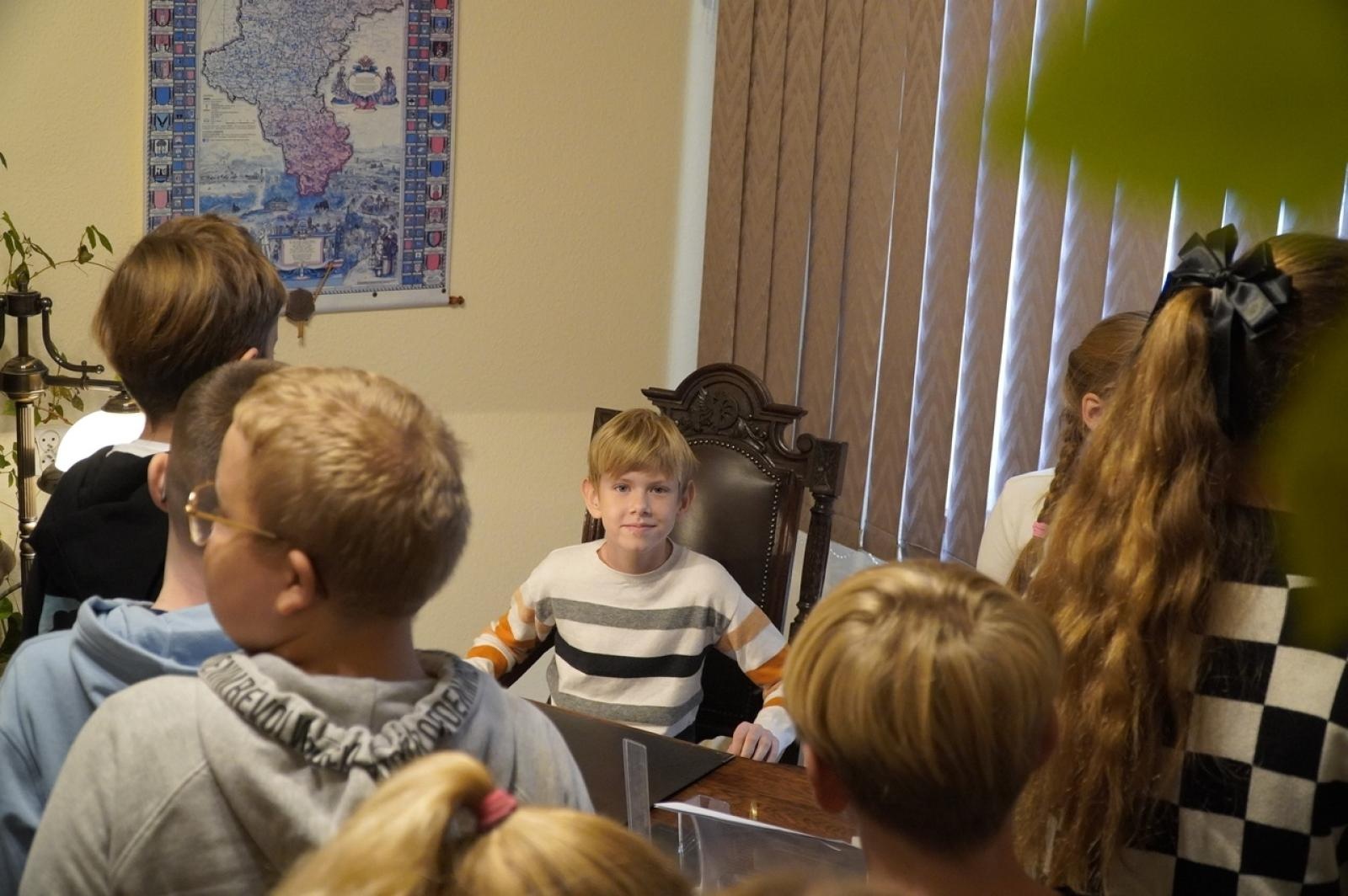 Zdjęcie w galerii na portalu naszraciborz.pl: Dzień głośnego czytania. Prezydent Raciborza i jego zastępcy czytali dzieciom wiadomości z regionu