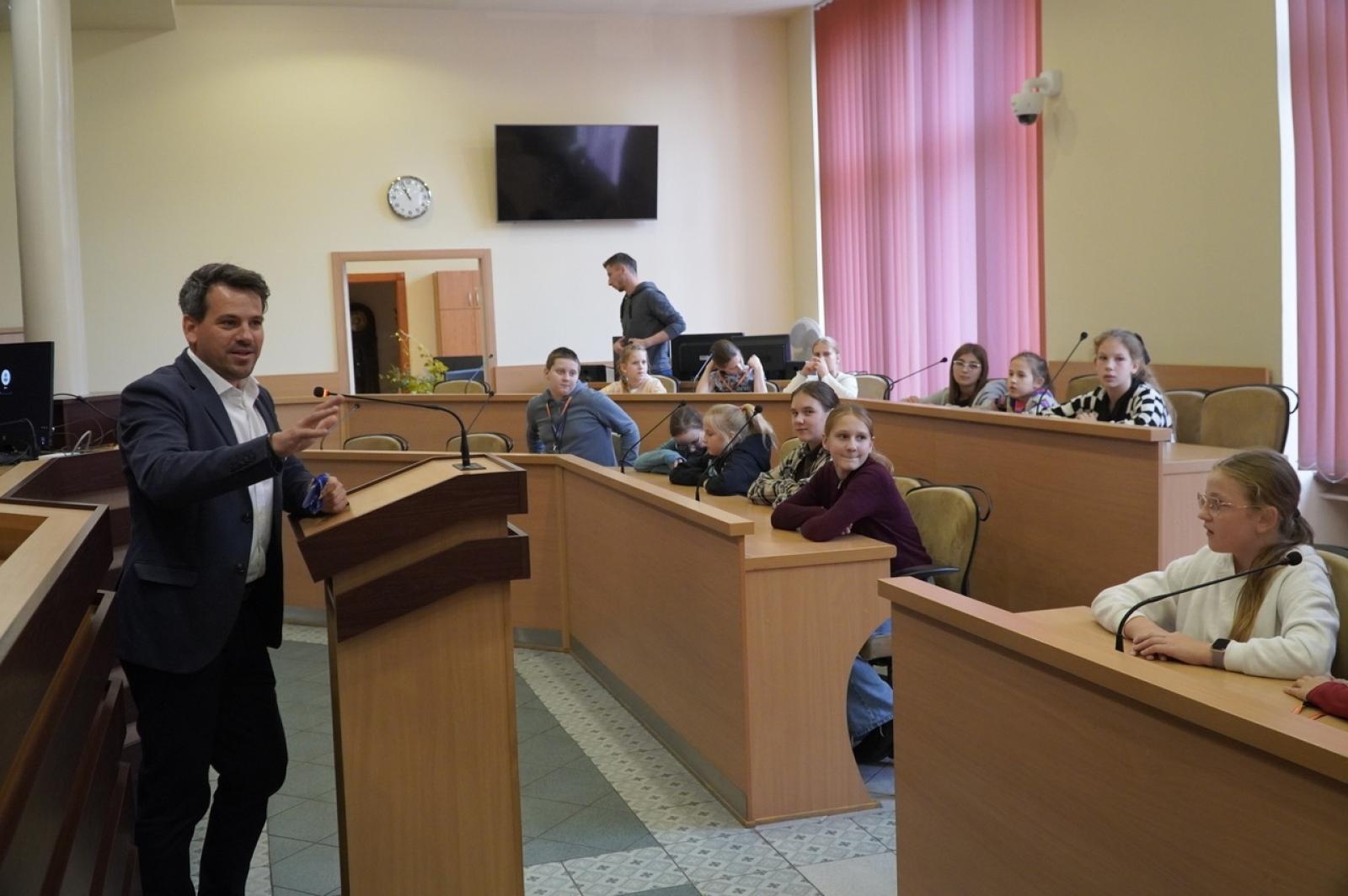 Zdjęcie w galerii na portalu naszraciborz.pl: Dzień głośnego czytania. Prezydent Raciborza i jego zastępcy czytali dzieciom wiadomości z regionu