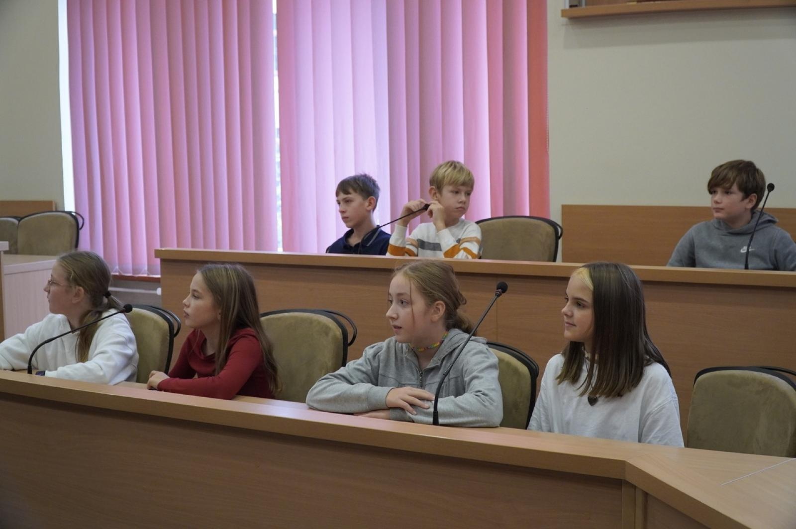 Zdjęcie w galerii na portalu naszraciborz.pl: Dzień głośnego czytania. Prezydent Raciborza i jego zastępcy czytali dzieciom wiadomości z regionu