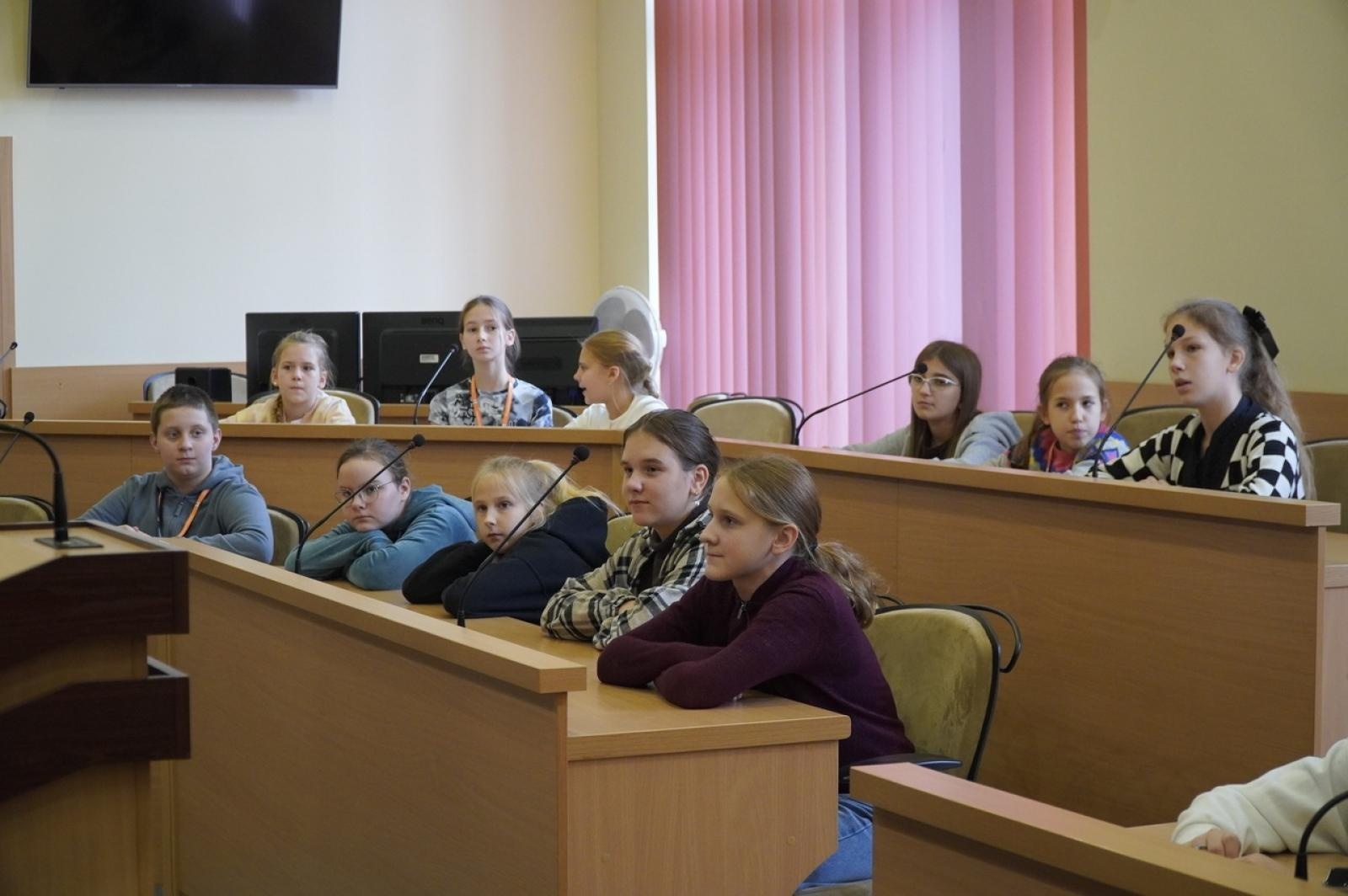 Zdjęcie w galerii na portalu naszraciborz.pl: Dzień głośnego czytania. Prezydent Raciborza i jego zastępcy czytali dzieciom wiadomości z regionu