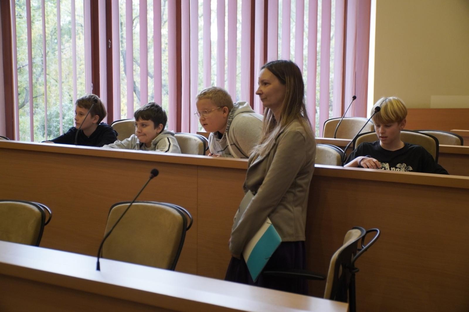 Zdjęcie w galerii na portalu naszraciborz.pl: Dzień głośnego czytania. Prezydent Raciborza i jego zastępcy czytali dzieciom wiadomości z regionu