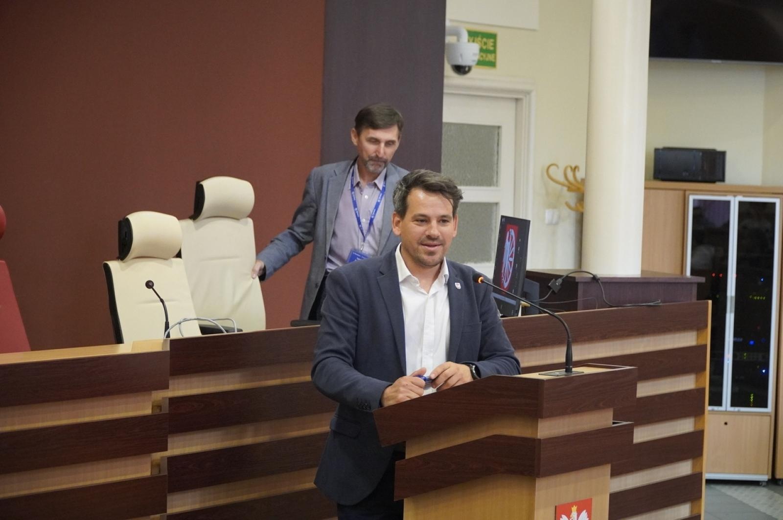 Zdjęcie w galerii na portalu naszraciborz.pl: Dzień głośnego czytania. Prezydent Raciborza i jego zastępcy czytali dzieciom wiadomości z regionu