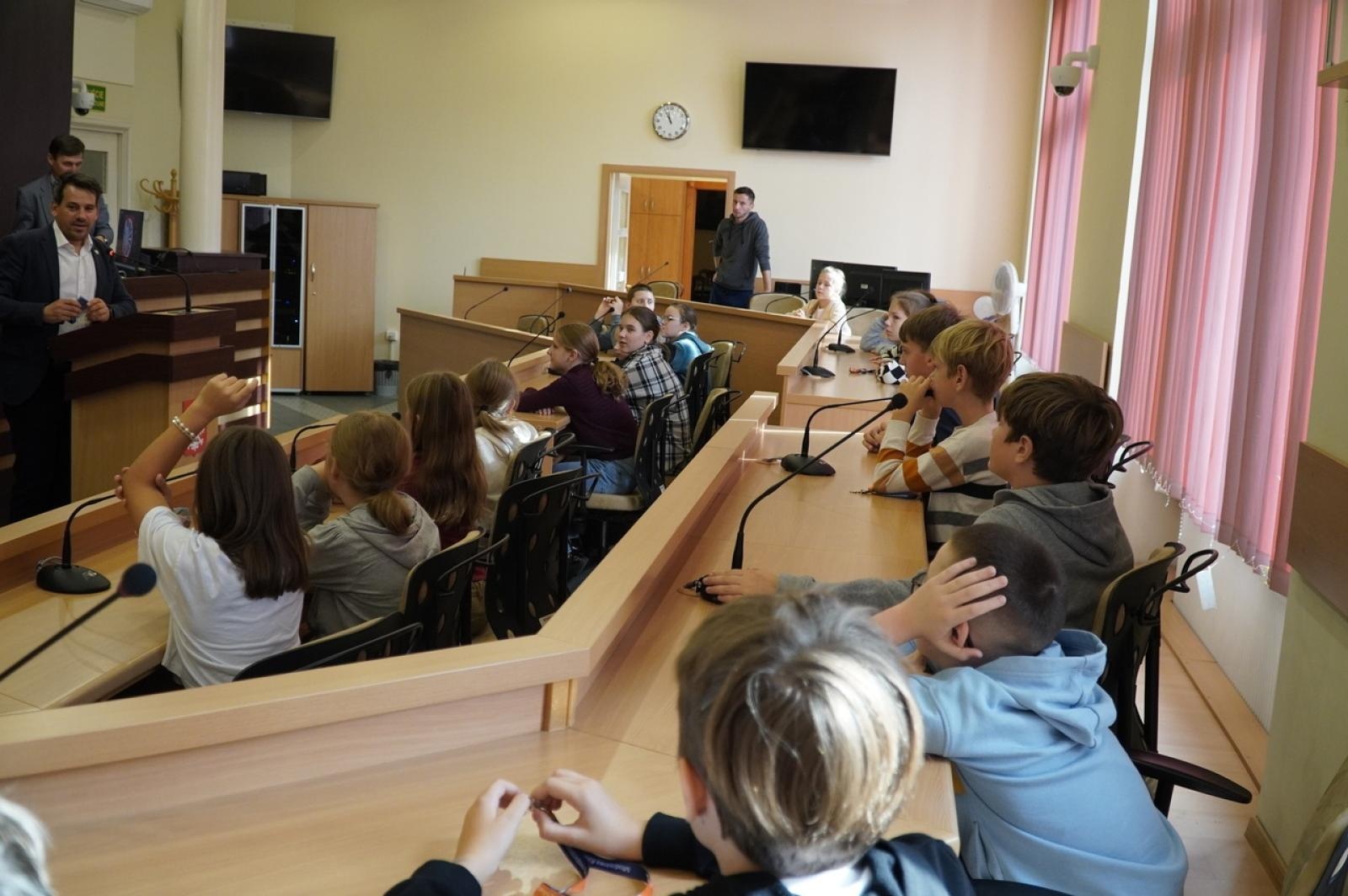 Zdjęcie w galerii na portalu naszraciborz.pl: Dzień głośnego czytania. Prezydent Raciborza i jego zastępcy czytali dzieciom wiadomości z regionu