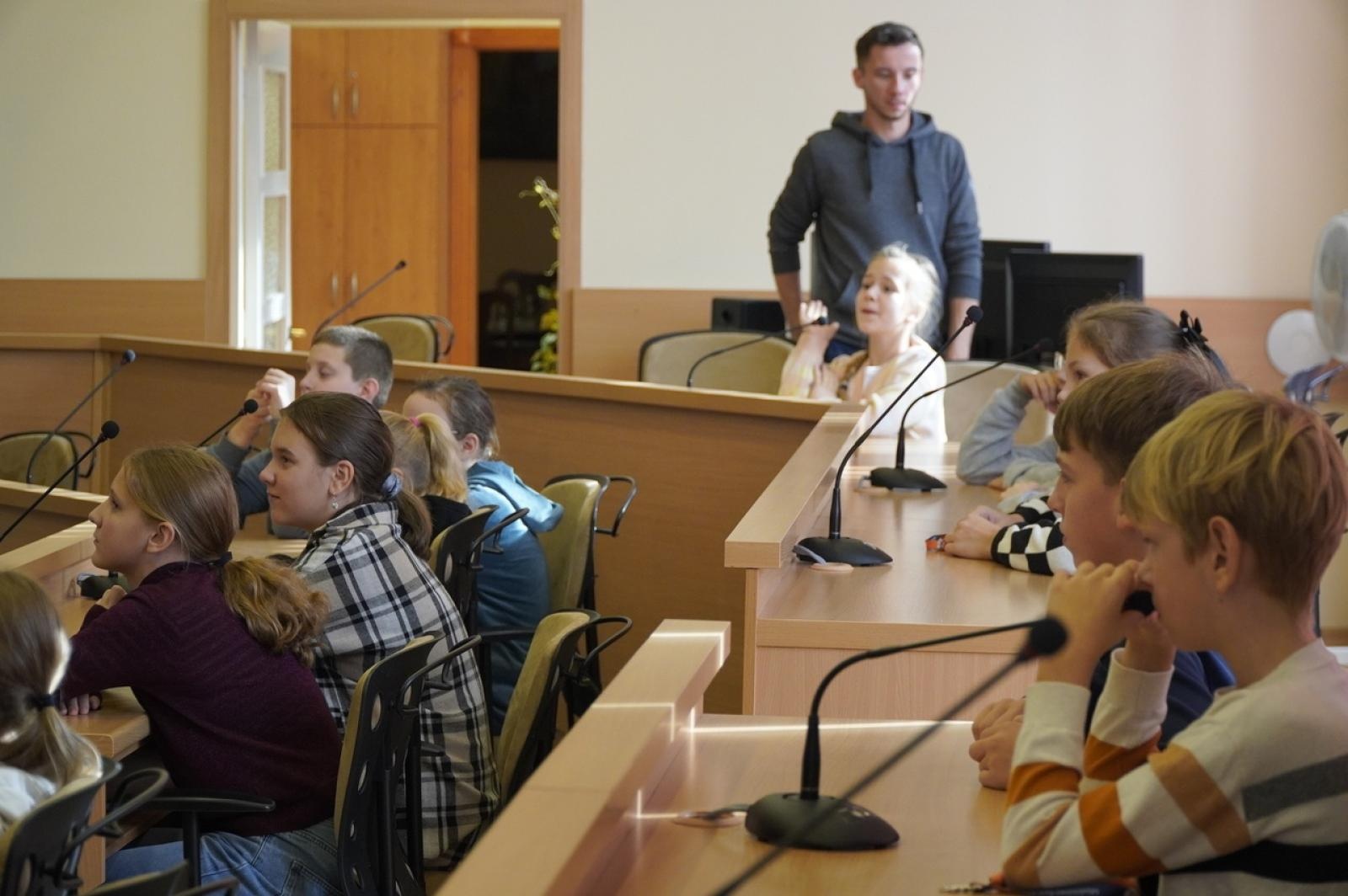 Zdjęcie w galerii na portalu naszraciborz.pl: Dzień głośnego czytania. Prezydent Raciborza i jego zastępcy czytali dzieciom wiadomości z regionu