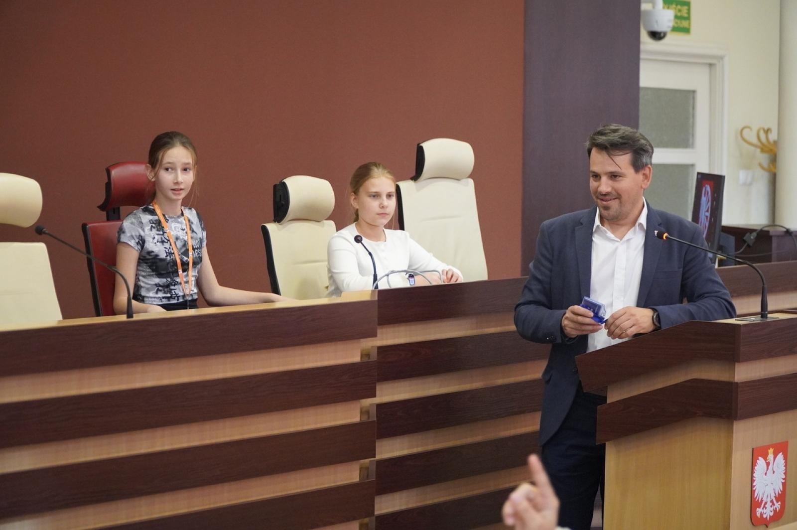 Zdjęcie w galerii na portalu naszraciborz.pl: Dzień głośnego czytania. Prezydent Raciborza i jego zastępcy czytali dzieciom wiadomości z regionu