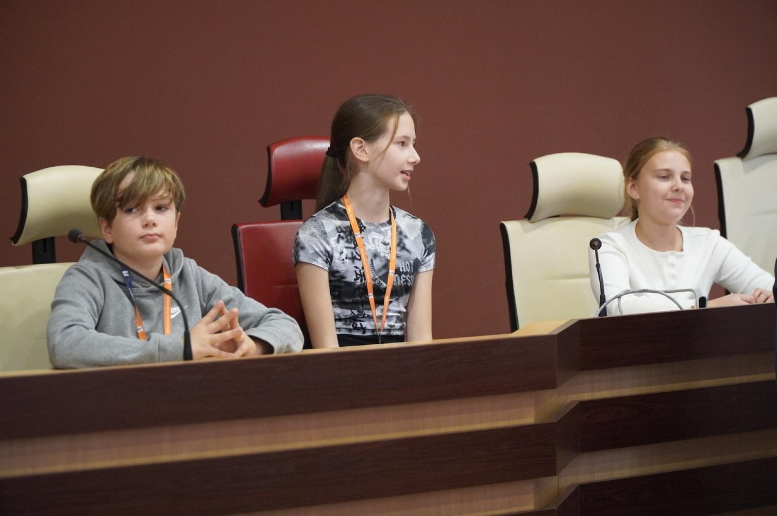 Zdjęcie w galerii na portalu naszraciborz.pl: Dzień głośnego czytania. Prezydent Raciborza i jego zastępcy czytali dzieciom wiadomości z regionu