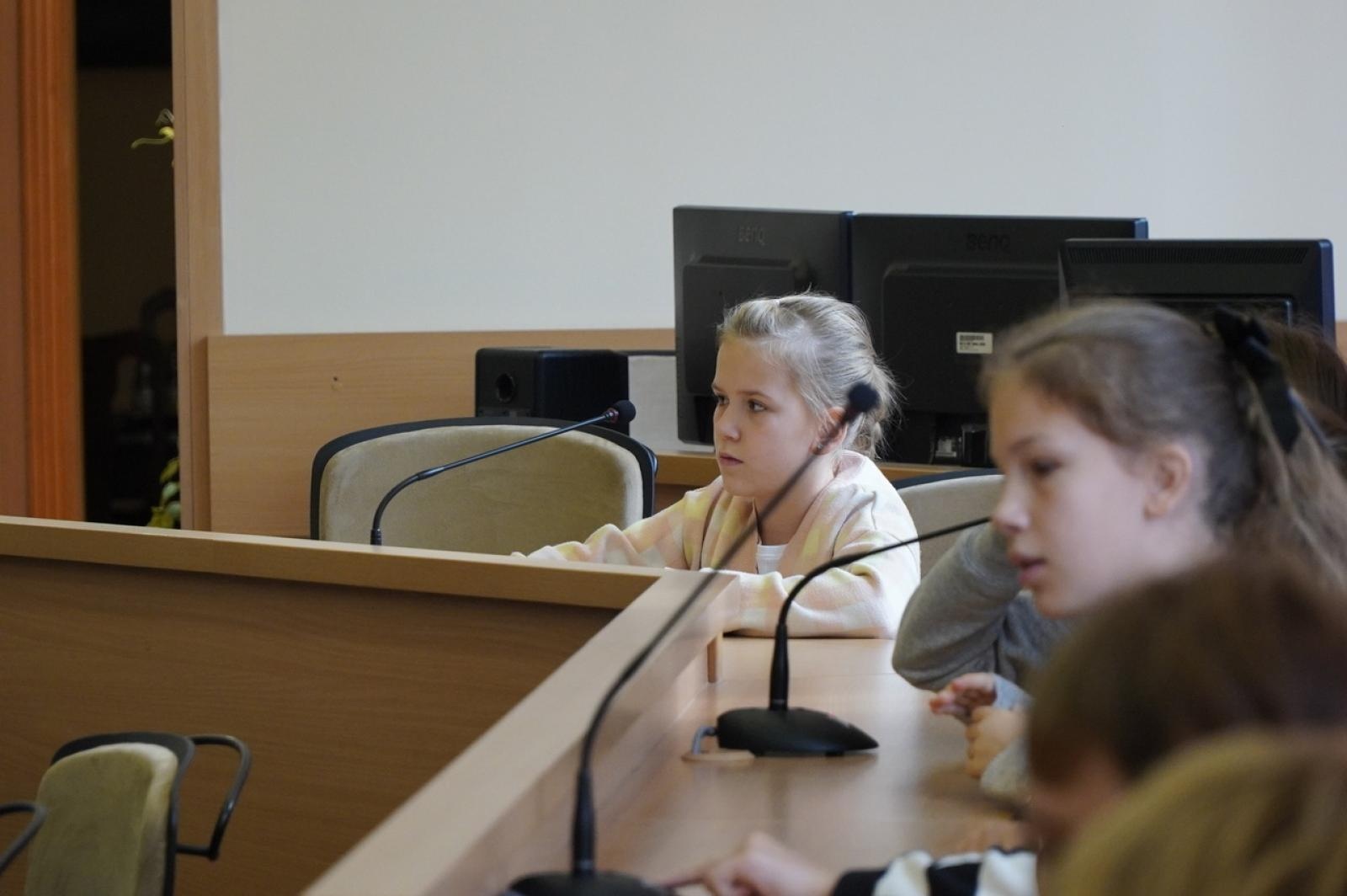 Zdjęcie w galerii na portalu naszraciborz.pl: Dzień głośnego czytania. Prezydent Raciborza i jego zastępcy czytali dzieciom wiadomości z regionu