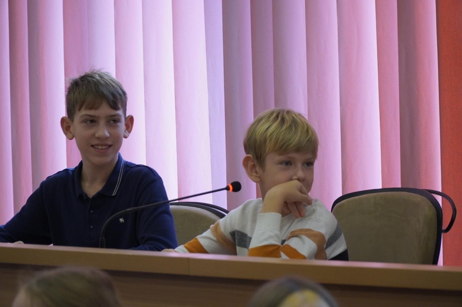 Zdjęcie w galerii na portalu naszraciborz.pl: Dzień głośnego czytania. Prezydent Raciborza i jego zastępcy czytali dzieciom wiadomości z regionu