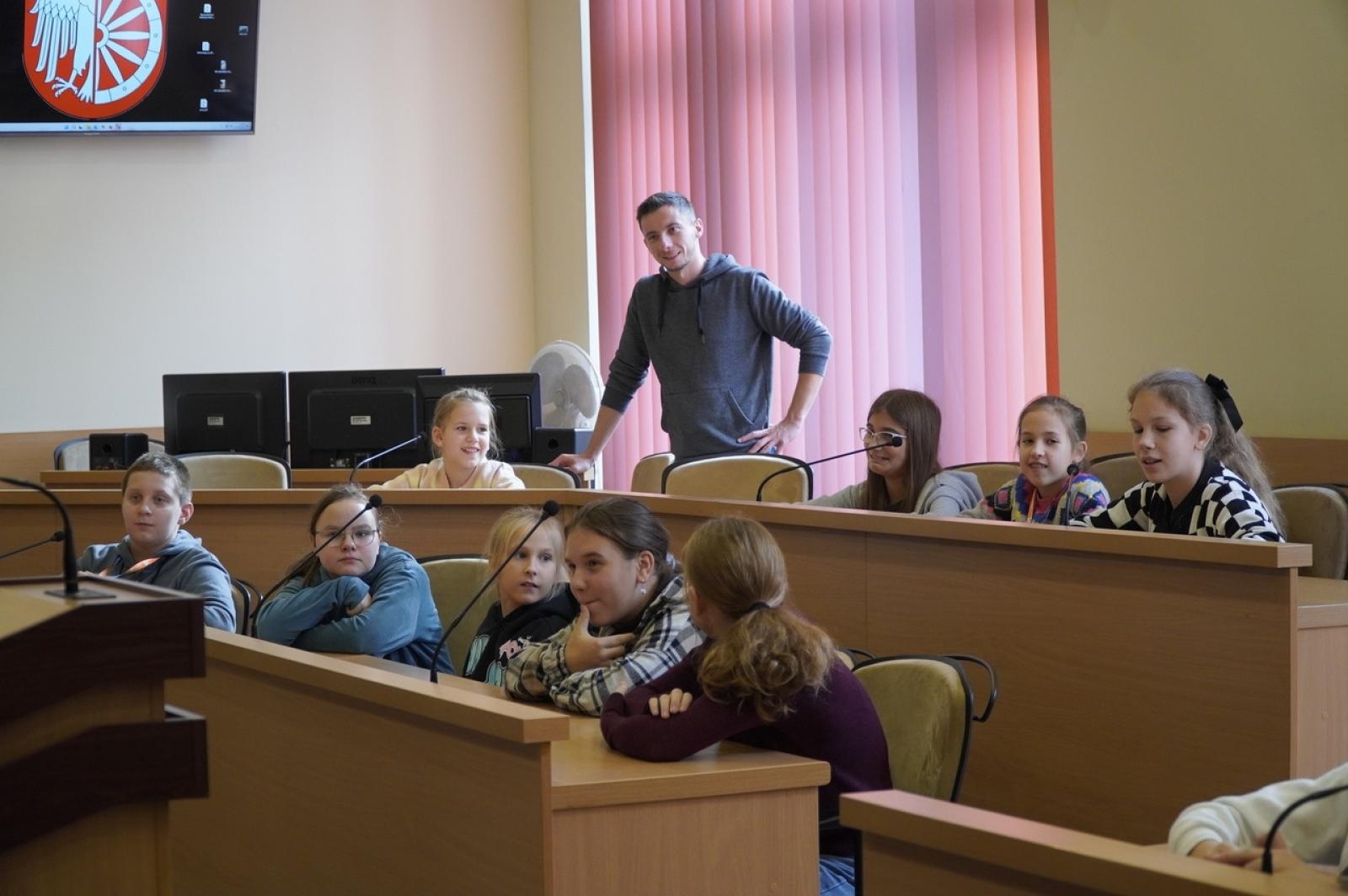 Zdjęcie w galerii na portalu naszraciborz.pl: Dzień głośnego czytania. Prezydent Raciborza i jego zastępcy czytali dzieciom wiadomości z regionu