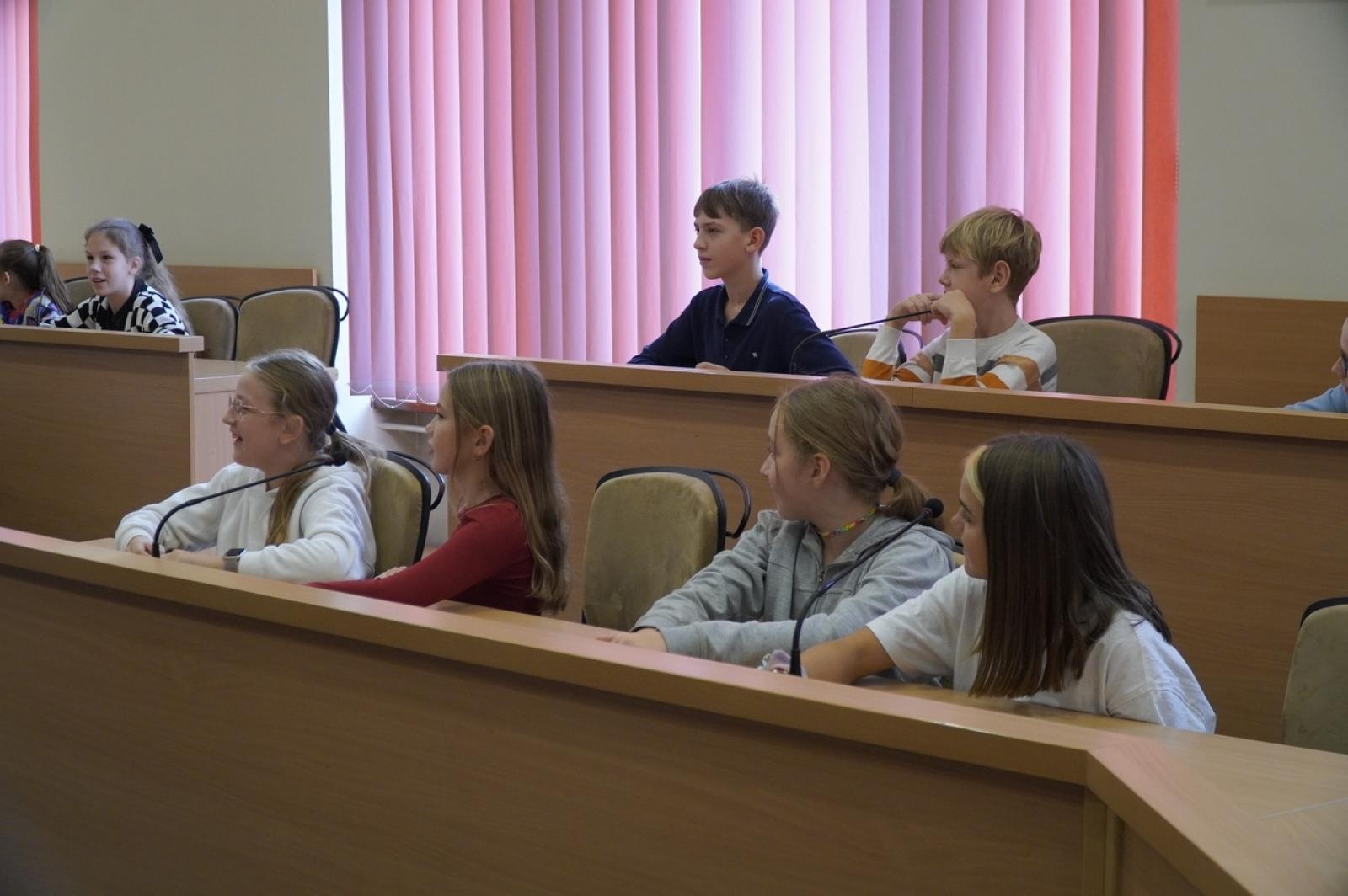 Zdjęcie w galerii na portalu naszraciborz.pl: Dzień głośnego czytania. Prezydent Raciborza i jego zastępcy czytali dzieciom wiadomości z regionu