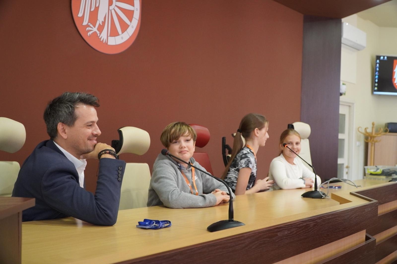 Zdjęcie w galerii na portalu naszraciborz.pl: Dzień głośnego czytania. Prezydent Raciborza i jego zastępcy czytali dzieciom wiadomości z regionu