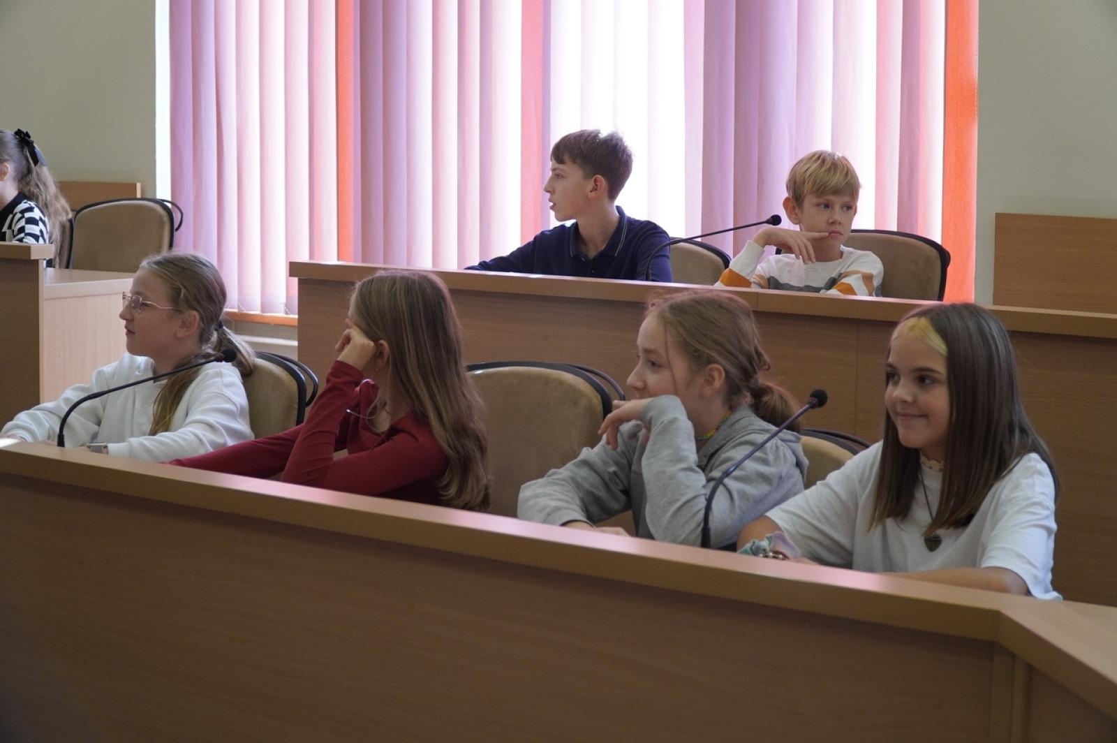 Zdjęcie w galerii na portalu naszraciborz.pl: Dzień głośnego czytania. Prezydent Raciborza i jego zastępcy czytali dzieciom wiadomości z regionu