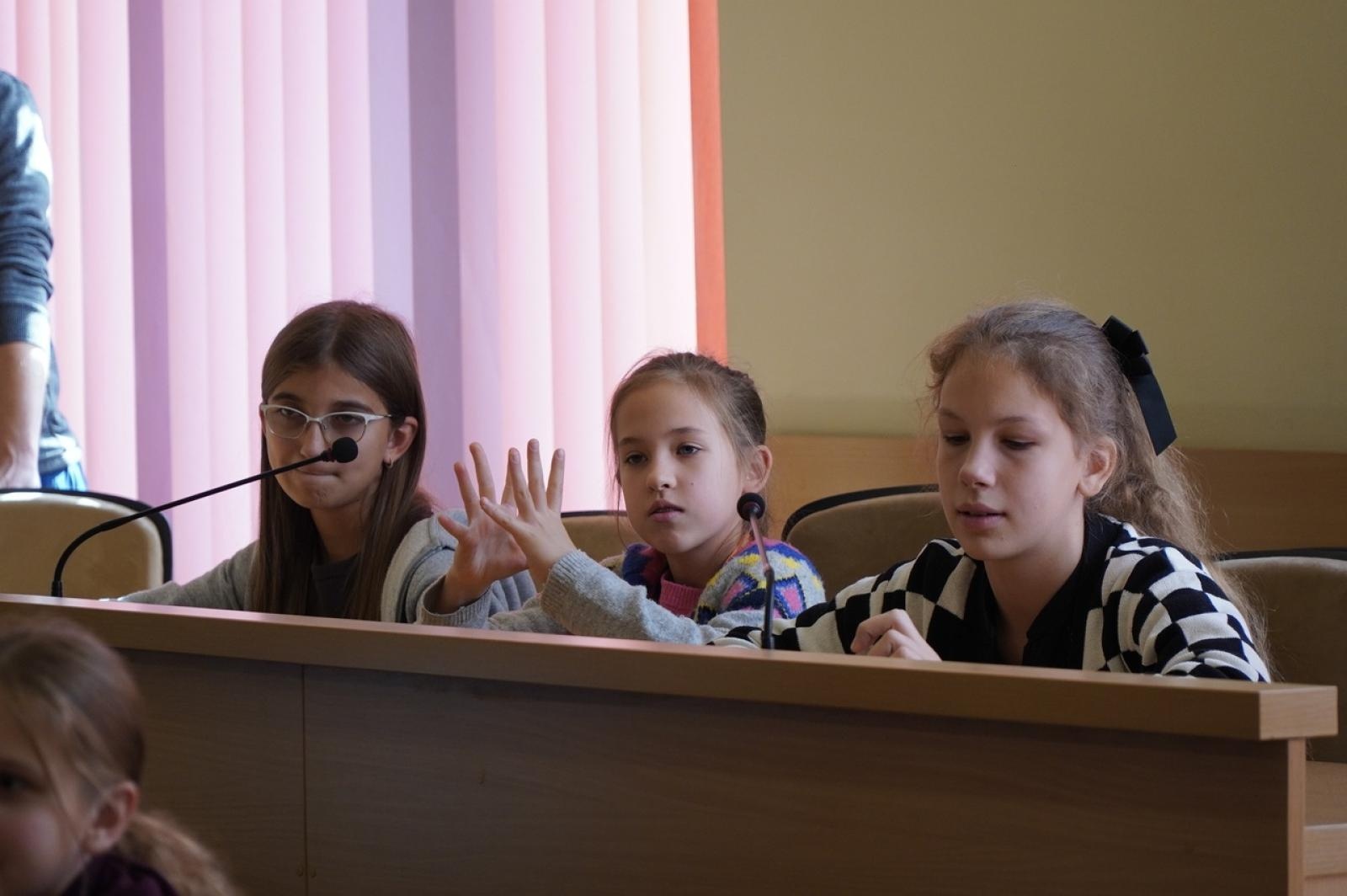 Zdjęcie w galerii na portalu naszraciborz.pl: Dzień głośnego czytania. Prezydent Raciborza i jego zastępcy czytali dzieciom wiadomości z regionu