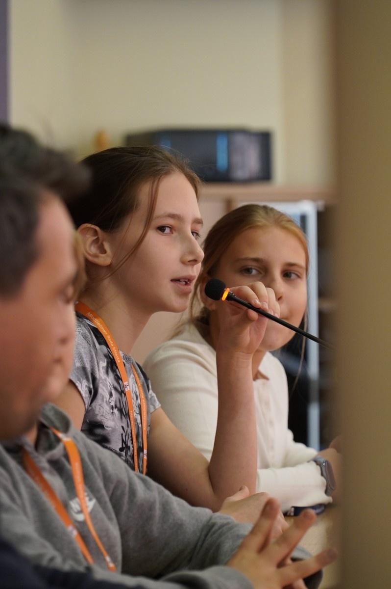 Zdjęcie w galerii na portalu naszraciborz.pl: Dzień głośnego czytania. Prezydent Raciborza i jego zastępcy czytali dzieciom wiadomości z regionu