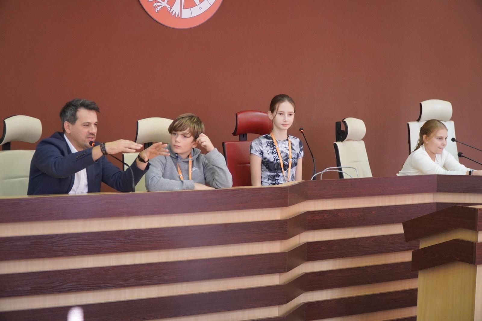 Zdjęcie w galerii na portalu naszraciborz.pl: Dzień głośnego czytania. Prezydent Raciborza i jego zastępcy czytali dzieciom wiadomości z regionu