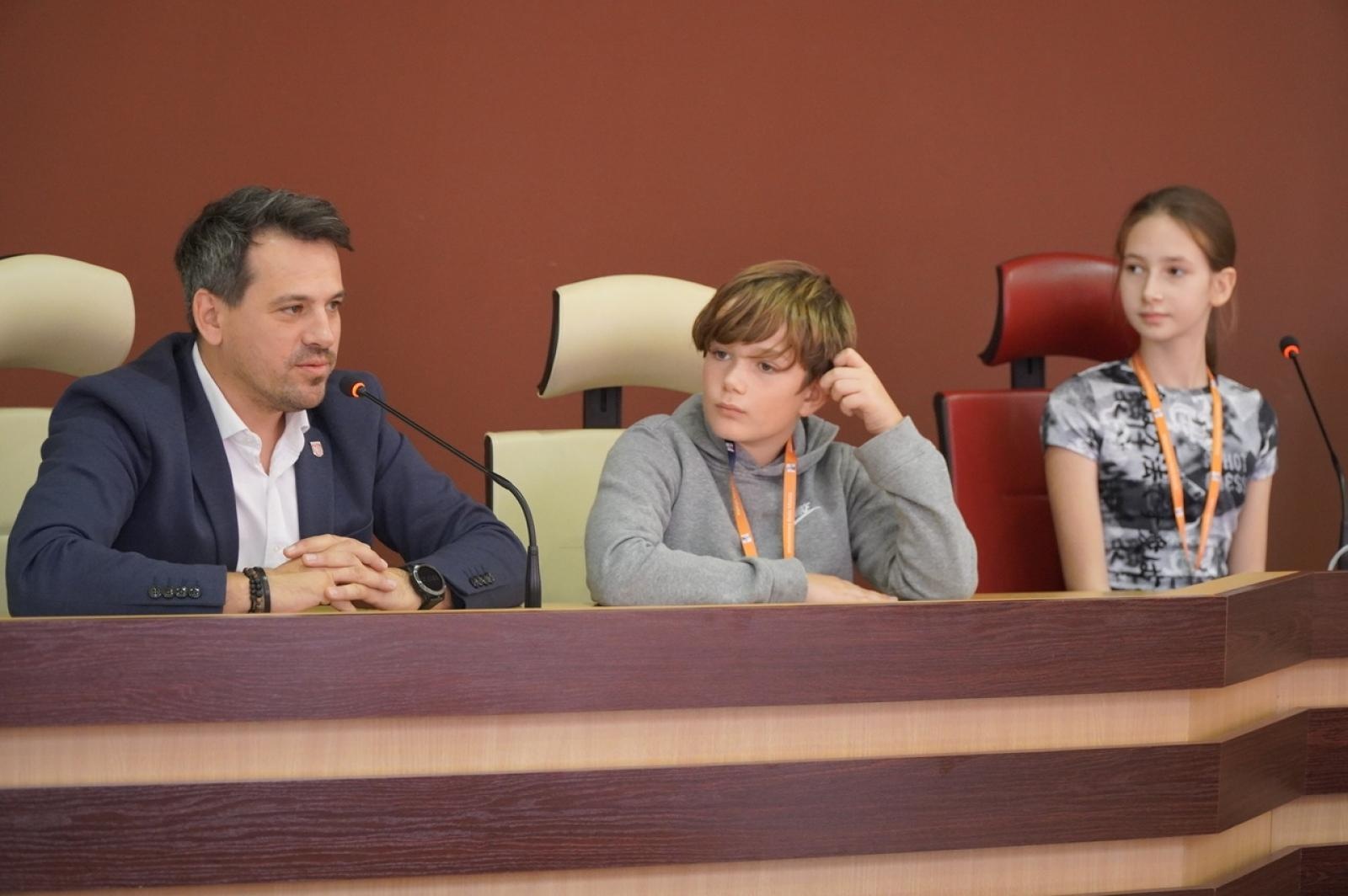 Zdjęcie w galerii na portalu naszraciborz.pl: Dzień głośnego czytania. Prezydent Raciborza i jego zastępcy czytali dzieciom wiadomości z regionu