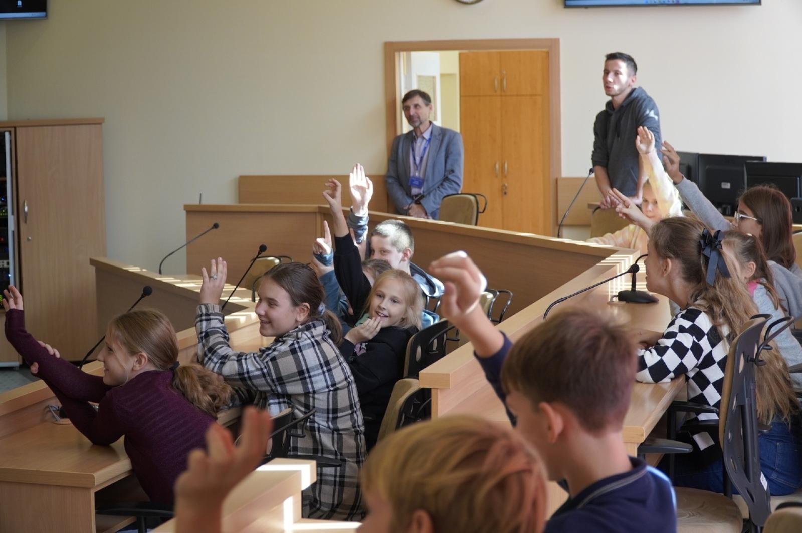 Zdjęcie w galerii na portalu naszraciborz.pl: Dzień głośnego czytania. Prezydent Raciborza i jego zastępcy czytali dzieciom wiadomości z regionu