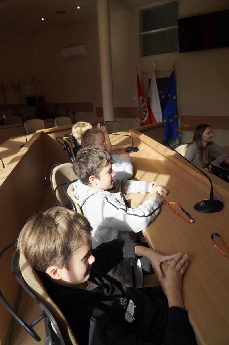 Zdjęcie w galerii na portalu naszraciborz.pl: Dzień głośnego czytania. Prezydent Raciborza i jego zastępcy czytali dzieciom wiadomości z regionu